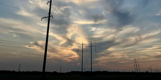Stromleitungen im Abendhimmel von Stara Uschyzja