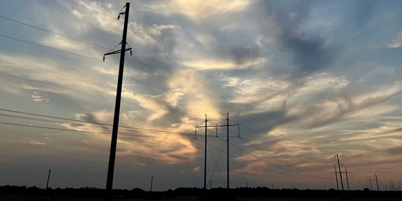 Stromleitungen im Abendhimmel von Stara Uschyzja