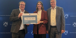 Förderbescheidübergabe an FloodJustice, v.l.n.r. Minister Oliver Krischer, Marisa Fuchs (TU Dortmund), Arno Hoppmann (Wasserverband Eifel-Rur); © MUNV NRW/Christ Förderbescheidübergabe an FloodJustice, v.l.n.r. Minister Oliver Krischer, Marisa Fuchs (TU Dortmund), Arno Hoppmann (Wasserverband Eifel-Rur); © MUNV NRW/Christ