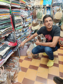 Eine der belebtesten Geschäftsstraßen, die 18th June Road. Ein Ladenbesitzer zeigt unserem Team den Hochwasserstand vor der Verbesserung des Entwässerungssystems