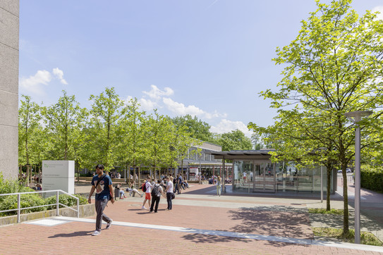 Campus Süd mit Rudolph-Chaudoire-Pavillion und Studenten im Sommer