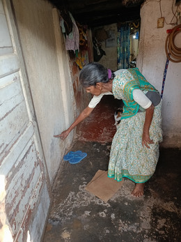Einwohner zeigt den Pegel des Hochwassers, das während der Monsunzeit in das Haus überfließt