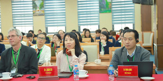 Teilnehmer des Workshops in Hanoi. Von Links nach rechts. Dr. Sliwka, DLR, Dr. Juan Du, TU Dortmund und Dr. Yang Liang, LMU. Teilnehmer des Workshops in Hanoi. Von Links nach rechts. Dr. Sliwka, DLR, Dr. Juan Du, TU Dortmund und Dr. Yang Liang, LMU.