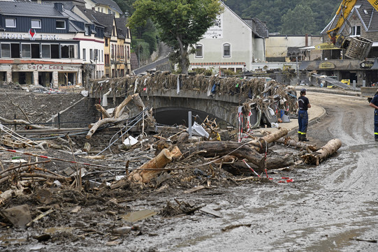 Ahrtal - Unwetterkatastrophe Juli 2021 - Brücke mit Schutt und Schlamm Ahrtal - Unwetterkatastrophe Juli 2021 - Brücke mit Schutt und Schlamm