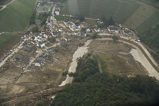 Ahrtal - Unwetterkatastrophe Juli 2021 - Luftaufnahme mit Fluss